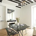 Stylish Two-Bedroom Apartment In Saint-Germain
